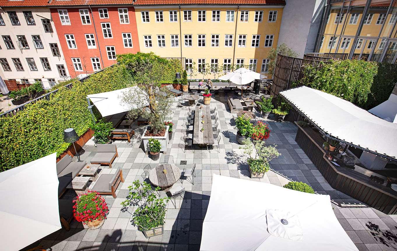 1 Hotel Copenhagen Exterior photo The courtyard of the hotel